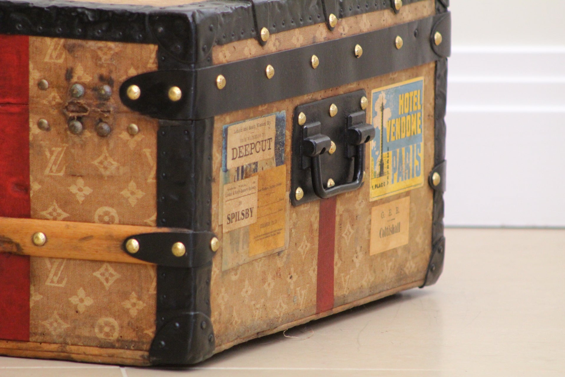 1900s Louis Vuitton Cowhide Leather Courier Trunk – ILWT - In